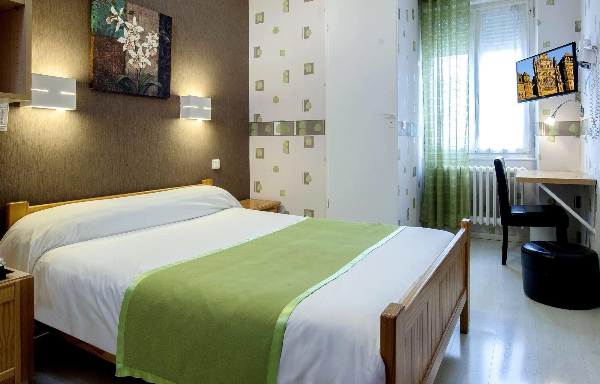 Logis Hotel Restaurant Cazes Arazat Laissac Εξωτερικό φωτογραφία